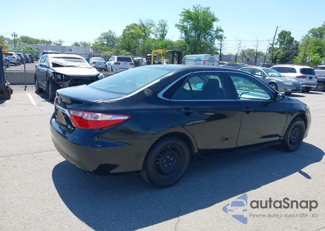 2015 Toyota Camry Hybrid Le z USA, uszkodzony, nr VIN 4T1BD1FK0FU171937